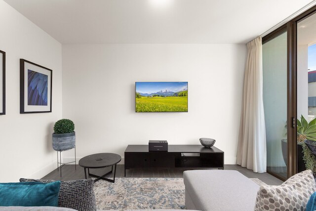 モダン 1ベッド ウィズ バルコニー イン サリー ヒルズ