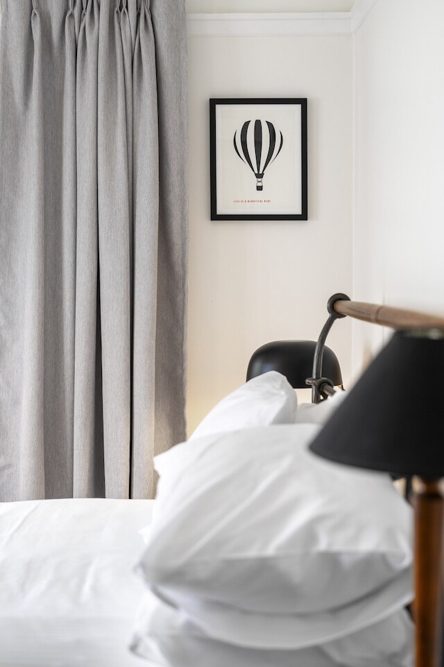 スペーシャス ファミリー ホーム ウィズ ガーデン イン クワイエット サバーブ