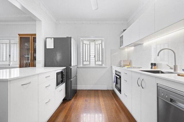 スペーシャス ファミリー ホーム ウィズ ガーデン イン クワイエット サバーブ