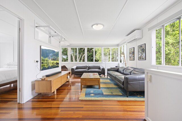 スペーシャス ファミリー ホーム ウィズ ガーデン イン クワイエット サバーブ