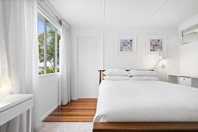 スペーシャス ファミリー ホーム ウィズ ガーデン イン クワイエット サバーブ