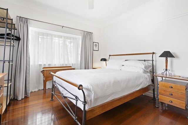 スペーシャス ファミリー ホーム ウィズ ガーデン イン クワイエット サバーブ