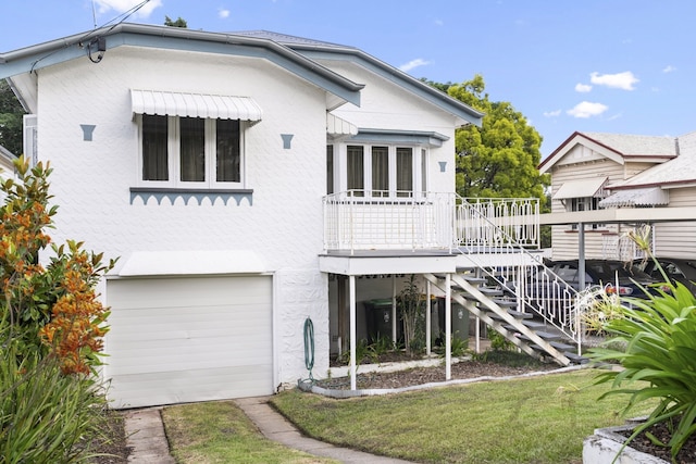 スペーシャス ファミリー ホーム ウィズ ガーデン イン クワイエット サバーブ