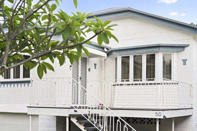 スペーシャス ファミリー ホーム ウィズ ガーデン イン クワイエット サバーブ