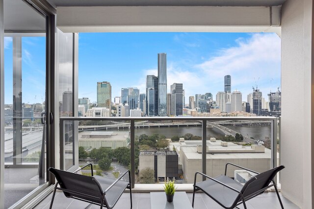 セントラル ブリスベン ステイ ウィズ バルコニー, プール & BBQ