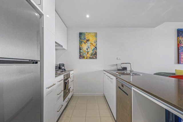 ドックランズ ウォーターフロント エレガンス ウィズ シティスケープ ビューズ