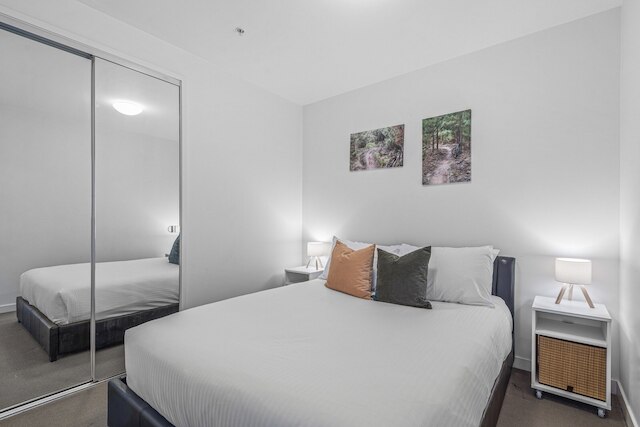 ドックランズ ウォーターフロント エレガンス ウィズ シティスケープ ビューズ