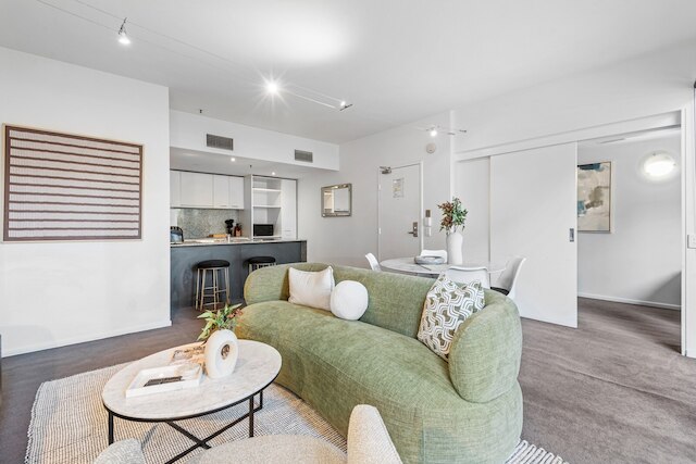 シック インナーシティ ステイ ウィズ バルコニー