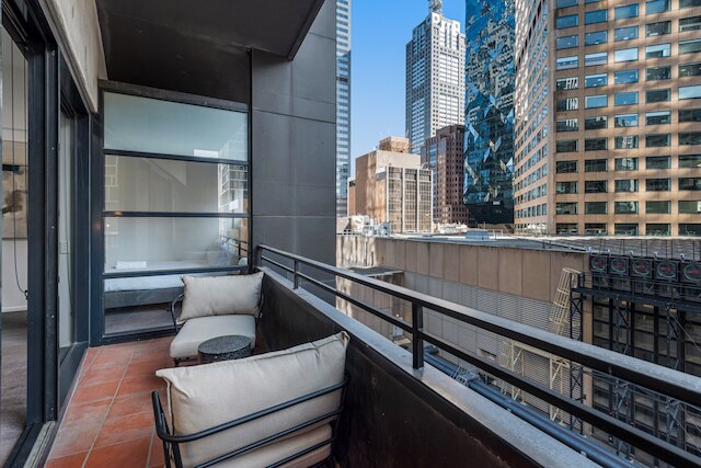 シック インナーシティ ステイ ウィズ バルコニー