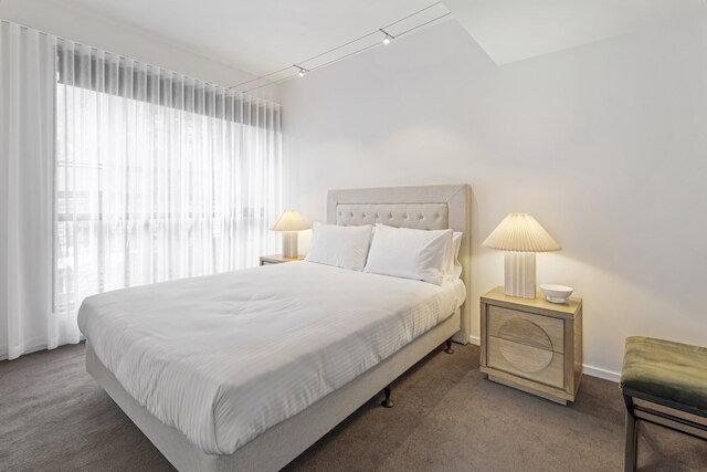 シック インナーシティ ステイ ウィズ バルコニー