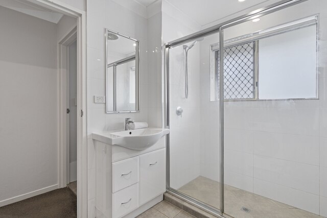 チャーミング 3ベッド アパートメント ニア ローカル ショップス