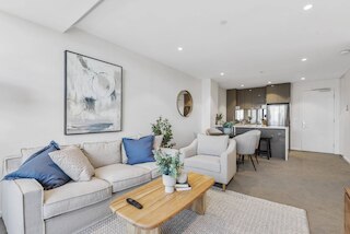 エレガント 2ベッド アパートメント ウィズ バルコニー & シティビュー