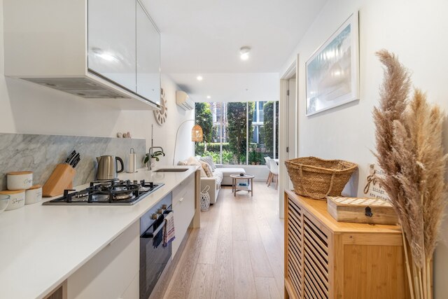 ブライトン 1ベッド アパートメント ウィズ バルコニー & パーキング