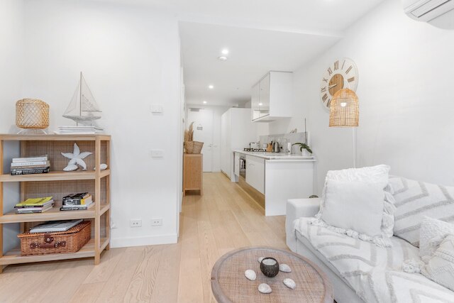 ブライトン 1ベッド アパートメント ウィズ バルコニー & パーキング