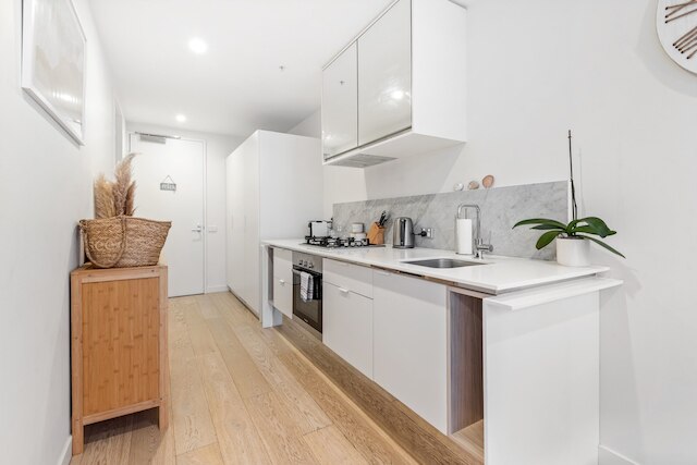 ブライトン 1ベッド アパートメント ウィズ バルコニー & パーキング