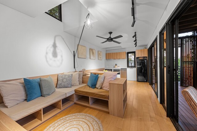 ニューファーム アパートメント ウィズ バルコニー & シティビューズ