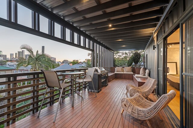 ニューファーム アパートメント ウィズ バルコニー & シティビューズ