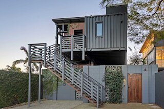 ニューファーム アパートメント ウィズ バルコニー & シティビューズ