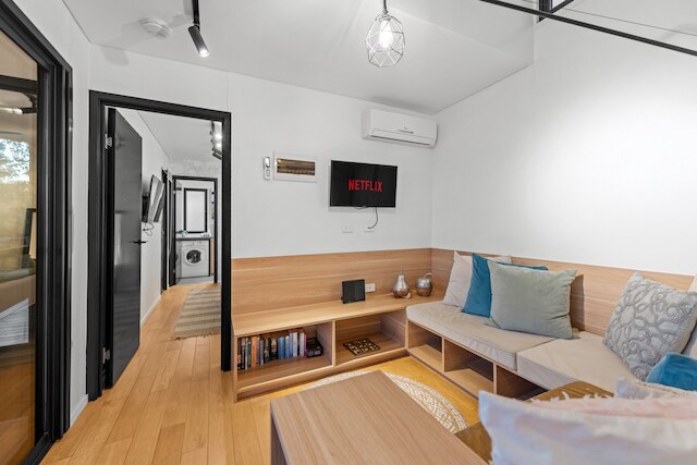 ニューファーム アパートメント ウィズ バルコニー & シティビューズ