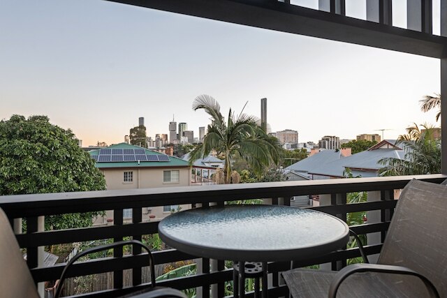 ニューファーム アパートメント ウィズ バルコニー & シティビューズ