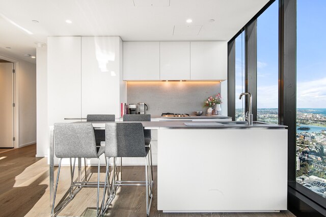 スタイリッシュ シティ アパートメント ウィズ エクスパンディング シティ ビューズ