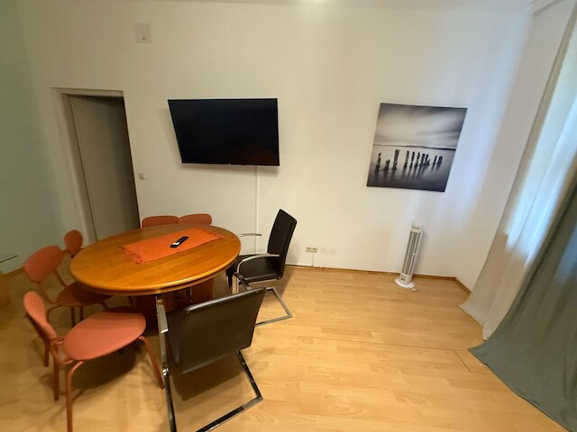 2BR Plus LR Apartment Sleeps 6 Central