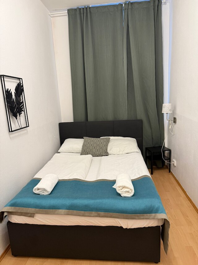 2BR Plus LR Apartment Sleeps 6 Central