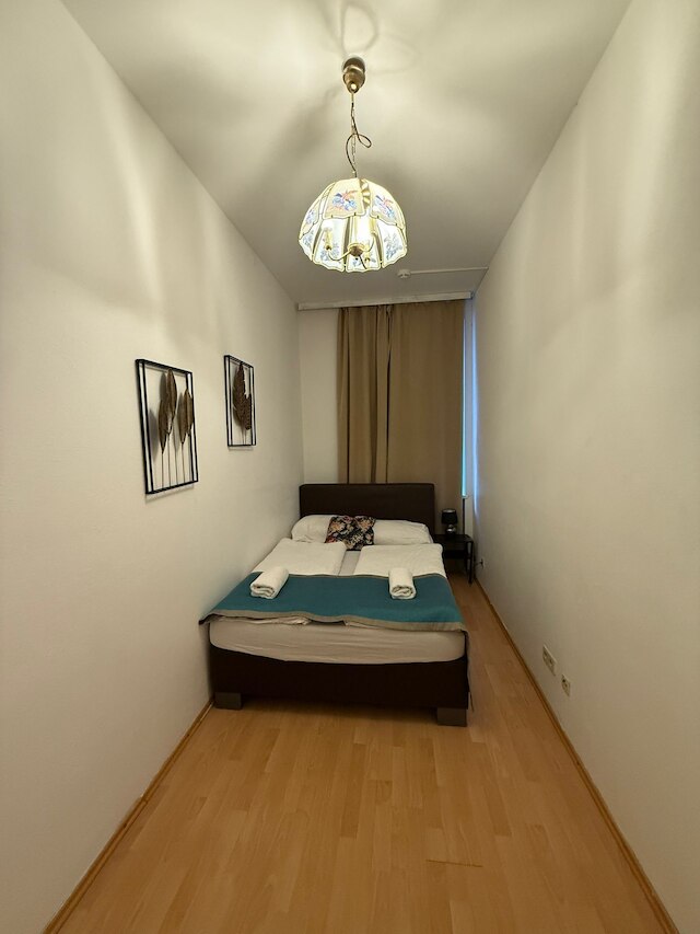 2BR Plus LR Apartment Sleeps 6 Central