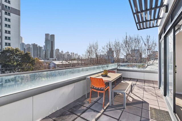 シック インナーシティ コンビニエンス ウィズ セキュア パーキング