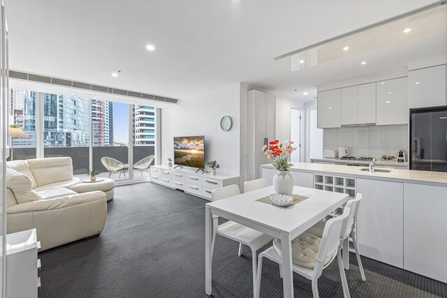 スタイリッシュ サウスバンク ステイ ウィズ ビューズ, プール & ジム