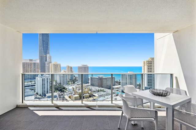 モダン 2 ベッド ウィズ プール アクセス イン サーファーズ パラダイス