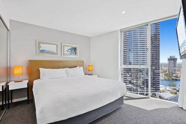 モダン 2 ベッド ウィズ プール アクセス イン サーファーズ パラダイス