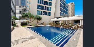 モダン 2 ベッド ウィズ プール アクセス イン サーファーズ パラダイス