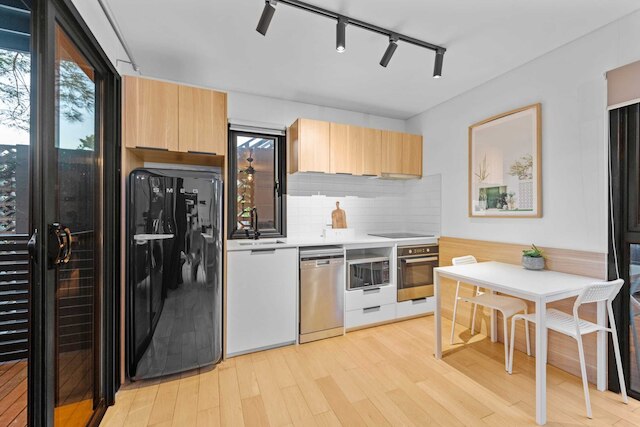 スタイリッシュ ニュー ファーム アパートメント ウィズ コートヤード