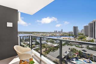 2ベッド ビーチアパートメント ウィズ プール, パーキング & バルコニー