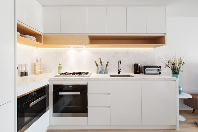 シック 1 ベッド ウィズ ア スリーク バルコニー ニア ショップス