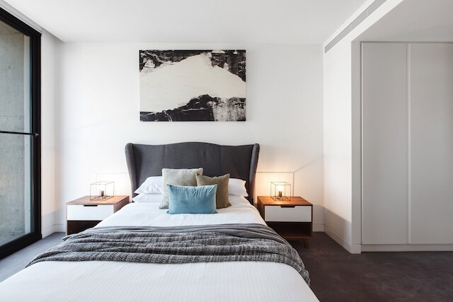 シック 1 ベッド ウィズ ア スリーク バルコニー ニア ショップス