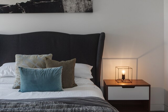 シック 1 ベッド ウィズ ア スリーク バルコニー ニア ショップス