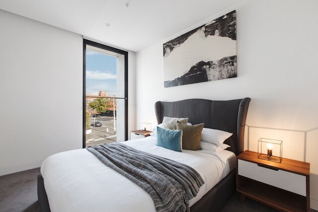 シック 1 ベッド ウィズ ア スリーク バルコニー ニア ショップス