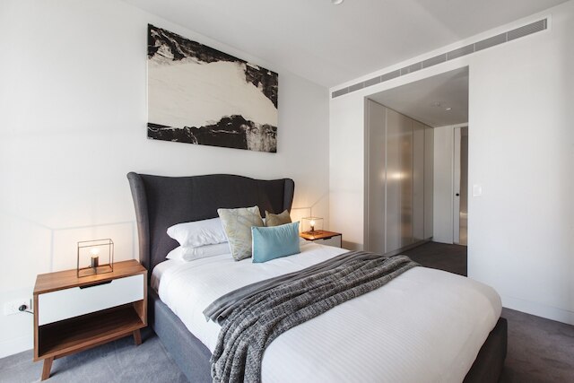 シック 1 ベッド ウィズ ア スリーク バルコニー ニア ショップス