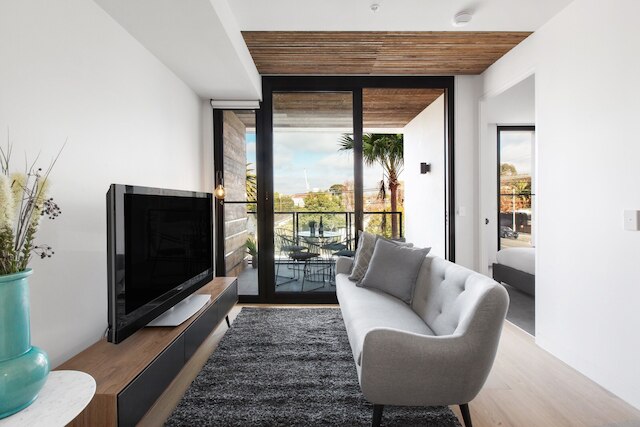 シック 1 ベッド ウィズ ア スリーク バルコニー ニア ショップス