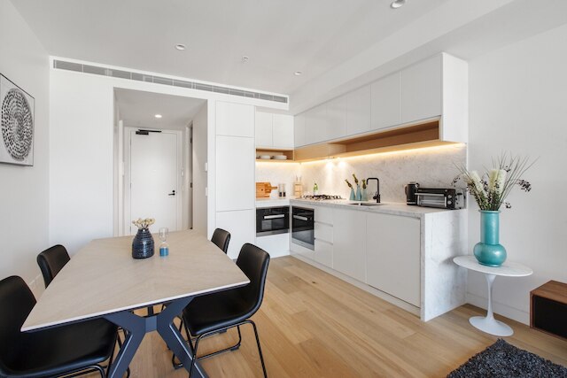 シック 1 ベッド ウィズ ア スリーク バルコニー ニア ショップス