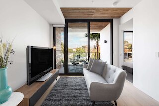 シック 1 ベッド ウィズ ア スリーク バルコニー ニア ショップス