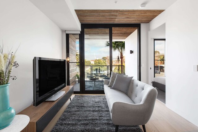 シック 1 ベッド ウィズ ア スリーク バルコニー ニア ショップス