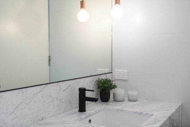 シック 1 ベッド ウィズ ア スリーク バルコニー ニア ショップス