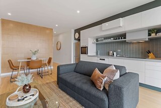 モダン 1 ベッド, シティ スカイラインビューズ & クローズ トゥ ショップス