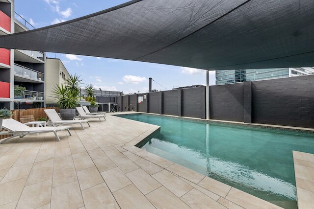 スタジオ ウィズ バルコニーアクセス イン セントラル ボウエンヒルズ