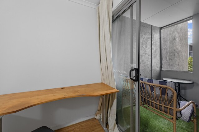 スタジオ ウィズ バルコニーアクセス イン セントラル ボウエンヒルズ