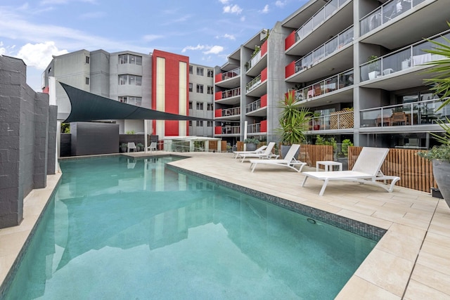 スタジオ ウィズ バルコニーアクセス イン セントラル ボウエンヒルズ