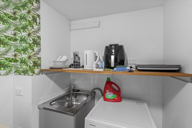 スタジオ ウィズ バルコニーアクセス イン セントラル ボウエンヒルズ